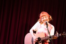 きさ（HAPPY BIRTHDAY）「きさ弾き語り昼の単独演奏会 -心臓に愛をおくりたい-」東京・gee-ge公演の様子。（撮影：川崎龍弥）