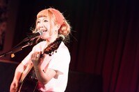 きさ（HAPPY BIRTHDAY）「きさ弾き語り昼の単独演奏会 -心臓に愛をおくりたい-」東京・gee-ge公演の様子。（撮影：川崎龍弥）