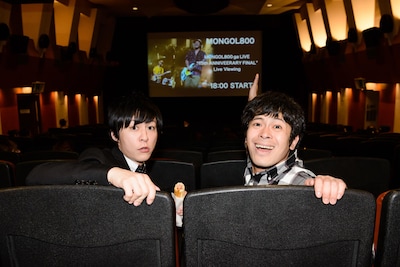 写真は流れ星。左から、瀧上伸一郎、ちゅうえい。