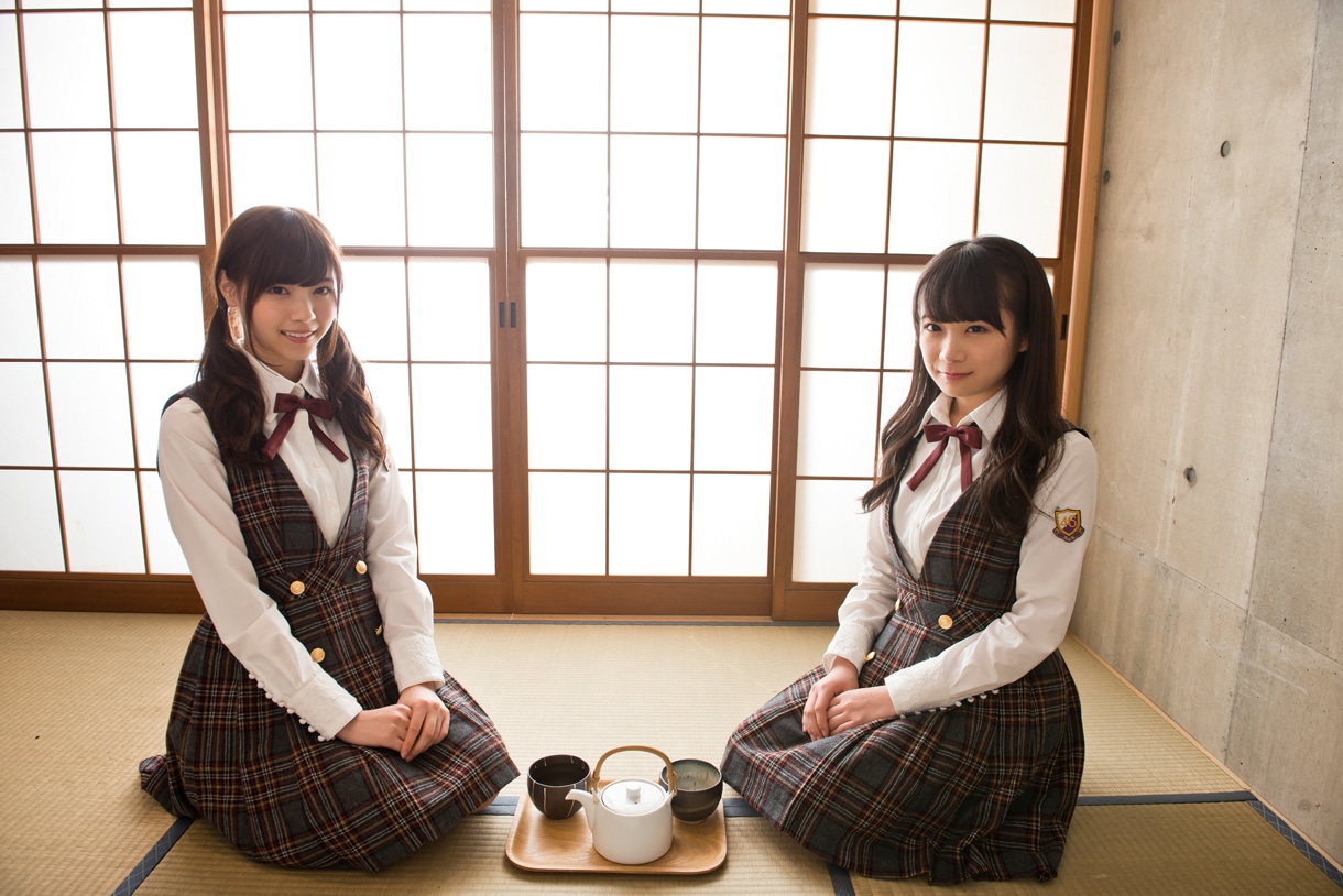 左から西野七瀬、秋元真夏。