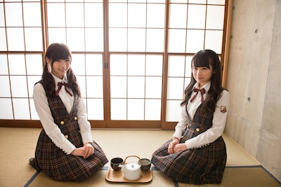 左から西野七瀬、秋元真夏。