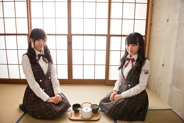 左から西野七瀬、秋元真夏。