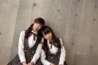 左から西野七瀬、秋元真夏。