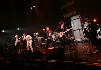 怒髪天とSCOOBIE DOのコヤマシュウ（Vo）、マツキタイジロウ（G）によるコラボステージ。（撮影：シバタエリ）