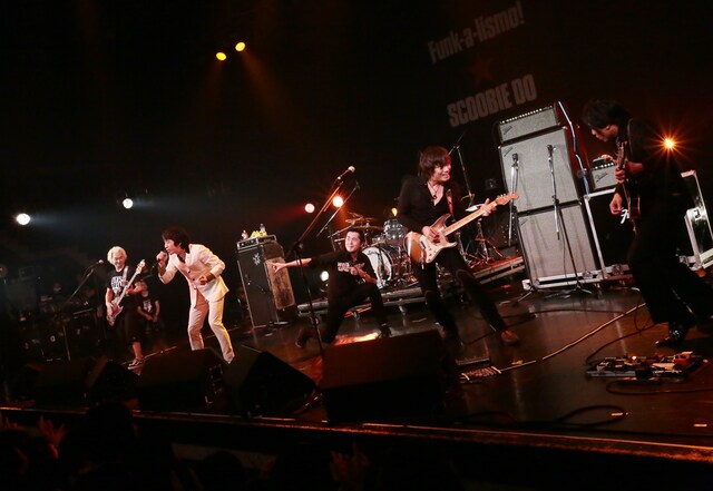 怒髪天とSCOOBIE DOのコヤマシュウ（Vo）、マツキタイジロウ（G）によるコラボステージ。（撮影：シバタエリ）