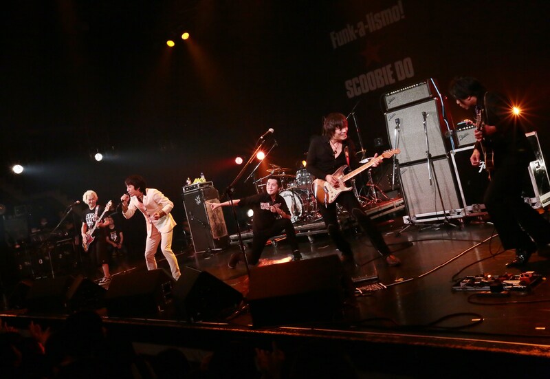 怒髪天とSCOOBIE DOのコヤマシュウ（Vo）、マツキタイジロウ（G）によるコラボステージ。（撮影：シバタエリ）