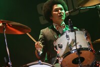 オカモト“MOBY”タクヤ（SCOOBIE DO / Dr）（撮影：シバタエリ）