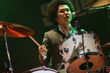 オカモト“MOBY”タクヤ（SCOOBIE DO / Dr）（撮影：シバタエリ）