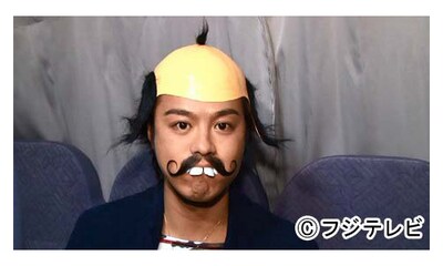 初回放送のロケでヒゲとカツラを装着するTAKAHIRO。