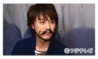 初回放送のロケでヒゲを装着するTAKAHIRO。