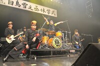 オープニングで「鉄のハート」を披露する様子。