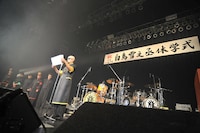 答辞を読み上げる白鳥雪之丞。