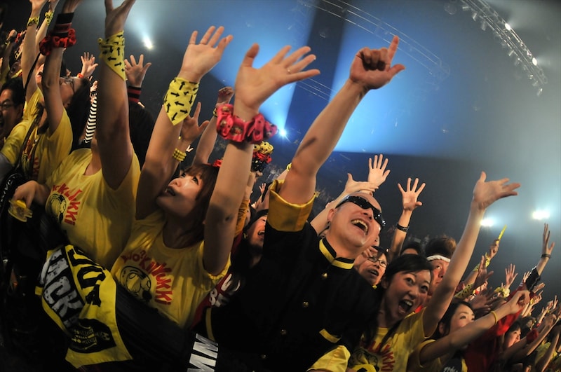 客席に入って氣志團のGIGを楽しむ白鳥雪之丞。