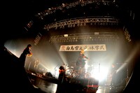 「オフィス男闘呼塾エンターテインメントPresents 白鳥雪之丞 無期限休学記念GIG『氣志團大パニック!! ～白鳥（雪）、氣志團やめるってよ～』」の様子。