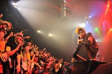 「オフィス男闘呼塾エンターテインメントPresents 白鳥雪之丞 無期限休学記念GIG『氣志團大パニック!! ～白鳥（雪）、氣志團やめるってよ～』」の様子。