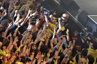 KISSESに氣志團コールを煽る白鳥雪之丞。