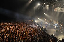 「オフィス男闘呼塾エンターテインメントPresents 白鳥雪之丞 無期限休学記念GIG『氣志團大パニック!! ～白鳥（雪）、氣志團やめるってよ～』」の様子。