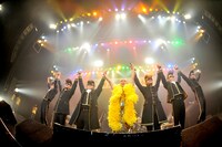 ダブルアンコールの最後、横一列に並んだ氣志團とサポートドラマー叶亜樹良。