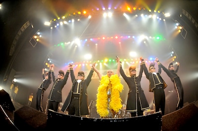 ダブルアンコールの最後、横一列に並んだ氣志團とサポートドラマー叶亜樹良。