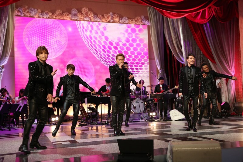 「君の瞳に恋してる」をパフォーマンスする三代目 J Soul Brothers。