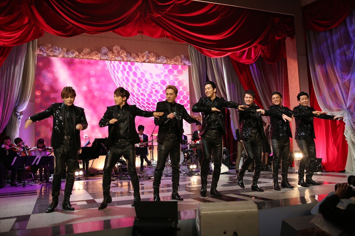 「君の瞳に恋してる」をパフォーマンスする三代目 J Soul Brothers。