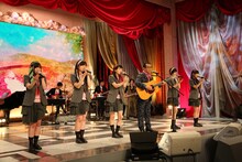 「案山子」をパフォーマンスするさだまさしとももいろクローバーZ。