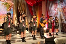 「案山子」をパフォーマンスするさだまさしとももいろクローバーZ。