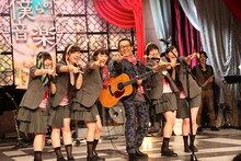 「ももいろまさし……Z！」とコールする、ももいろクローバーZとさだまさし。