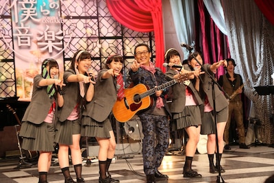 「ももいろまさし……Z！」とコールする、ももいろクローバーZとさだまさし。