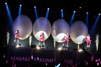 ライブのオープニングでセットから飛び出すDISH//。