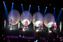 ライブのオープニングでセットから飛び出すDISH//。