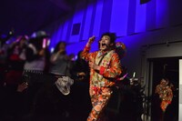 ライブ中盤、突如客席に現れたTAKUMI。