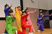 「よくわからないなりにマネしてください」と決めポーズを披露するチームしゃちほこ。