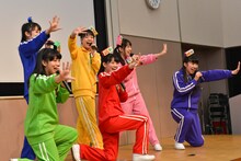 「よくわからないなりにマネしてください」と決めポーズを披露するチームしゃちほこ。