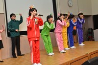 「恥ずかしがらなくていいですよー。これが私たちのお仕事です」と秋本帆華（写真手前）。