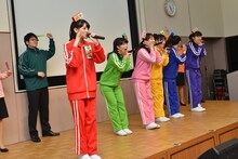 「恥ずかしがらなくていいですよー。これが私たちのお仕事です」と秋本帆華（写真手前）。