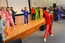 「チームしゃちほこの野菜生活体操」を披露するチームしゃちほこ。