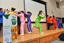 カゴメ新入社員をハイタッチで見送るチームしゃちほこ。