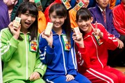 左から坂本遥奈、咲良菜緒、秋本帆華。