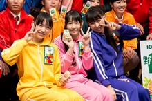 左から伊藤千由李、安藤ゆず、大黒柚姫。