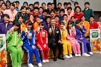 チームしゃちほこは4月1日に行われたカゴメ新入社員入社式にゲストで登場。6人は「野菜生活体操」の推進リーダーを務め、新入社員54名とともに全国のさまざまな場所で普及活動を行う。