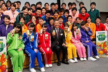 チームしゃちほこ、カゴメ新入社員、寺田直行社長で記念撮影。