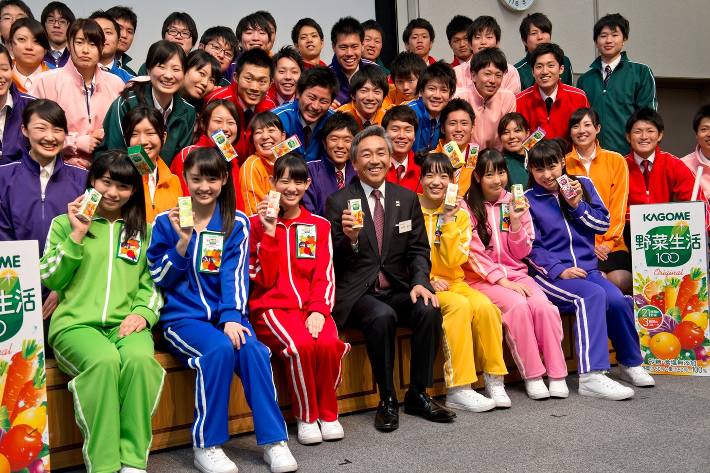チームしゃちほこは4月1日に行われたカゴメ新入社員入社式にゲストで登場。6人は「野菜生活体操」の推進リーダーを務め、新入社員54名とともに全国のさまざまな場所で普及活動を行う。