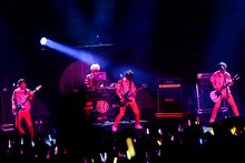 生演奏を披露するDISH//。