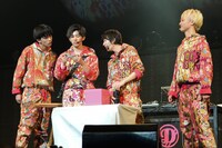 “D//PINK選手権”と題した企画コーナーの様子。