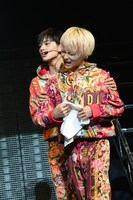 左からTAKUMI、To-i。