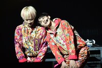 “D//PINK選手権”でTAKUMIが甘いセリフを吐きながらTo-iに寄りかかった瞬間。