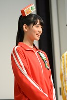 「恥ずかしがらなくていいですよー。これが私たちのお仕事です」と秋本帆華。