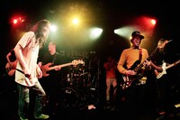 10-FEETも登場し、ゲストプレイヤーも含め9人でプレイしたダブルアンコールの様子。（Photo by HayachiN）