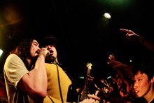 ダブルアンコールで歌唱するG-FREAK FACTORYの茂木洋晃（左）と10-FEETのTAKUMA（右）。（Photo by HayachiN）